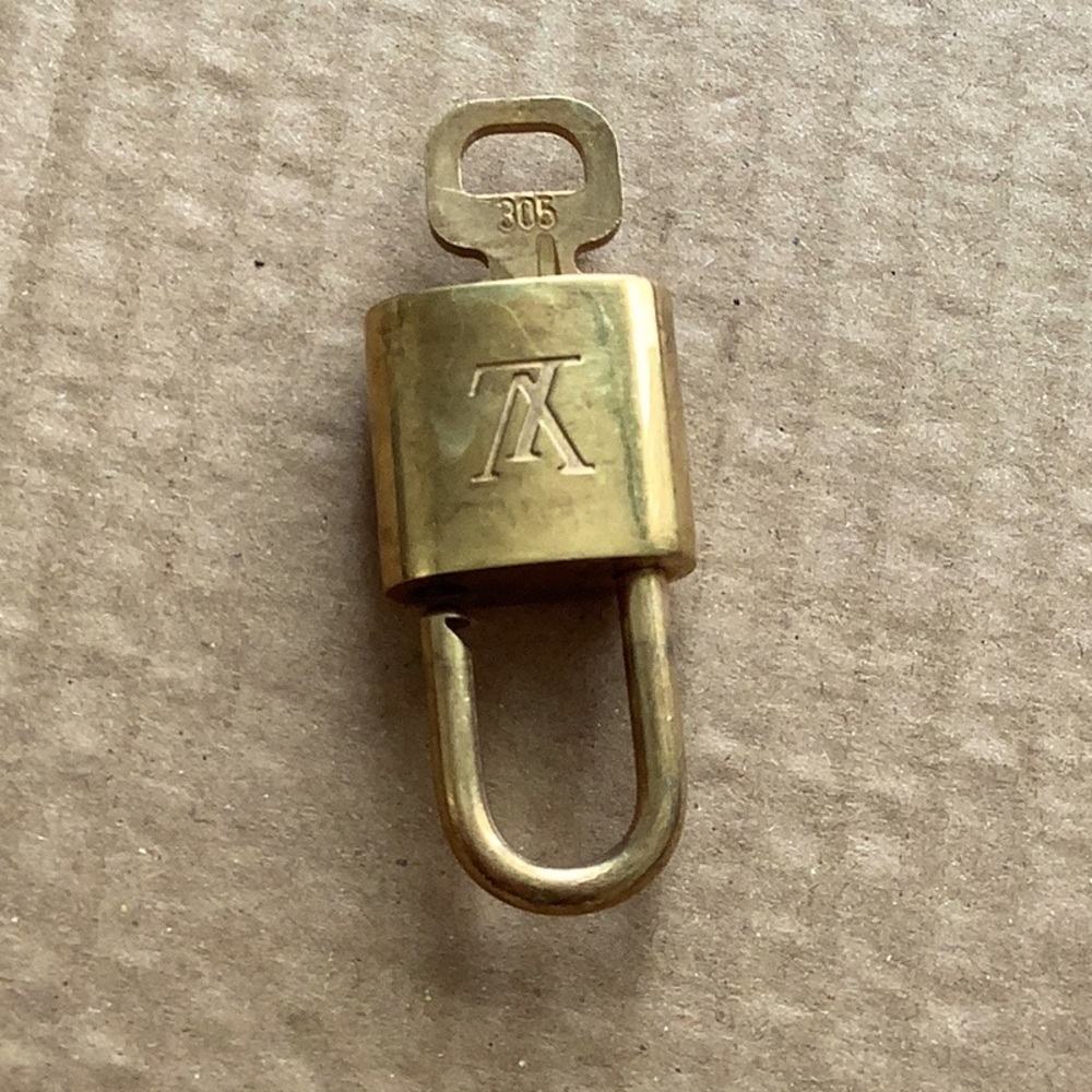 #305 Authentic Louis Vuitton Vintage Padlock Lock & Key Set - Picture 2 of 5